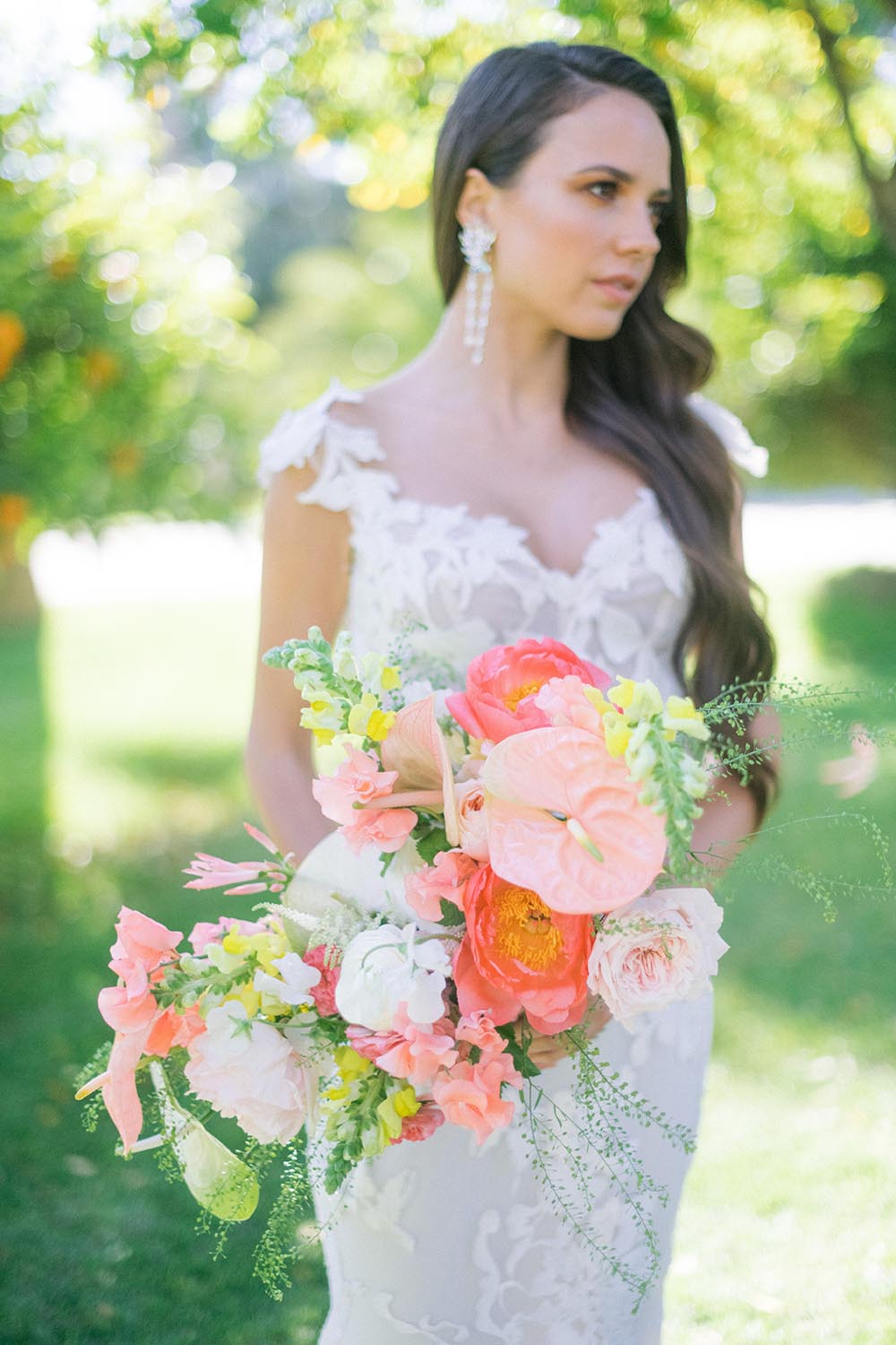 bride look the wedding bouquet